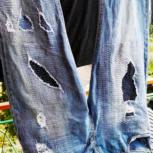 Jeans mending tutorial6 - etmdesigns.eu - Repairing jeans. How to mend holes in jeans with Visible mending using the running stitch - 26 https://etmdesigns.eu/diy-tutorials/ -