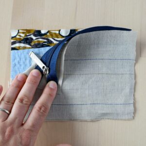 Sew zipper scaled - etmdesigns.eu - Embroidered zipper pouch tutorial - 36 https://etmdesigns.eu/2022/11/13/easy-to-make-designs-is-moving/ -