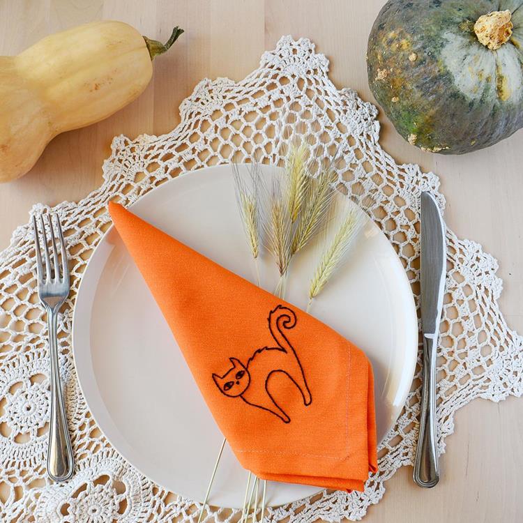 How can we make Halloween more sustainable? 11 Fabric napkin with a black cat embroidery